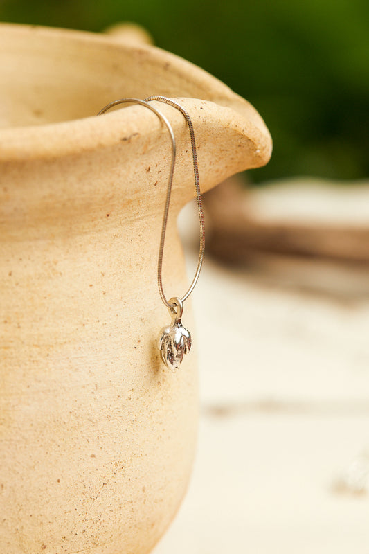 A Small Flower Bud Necklace